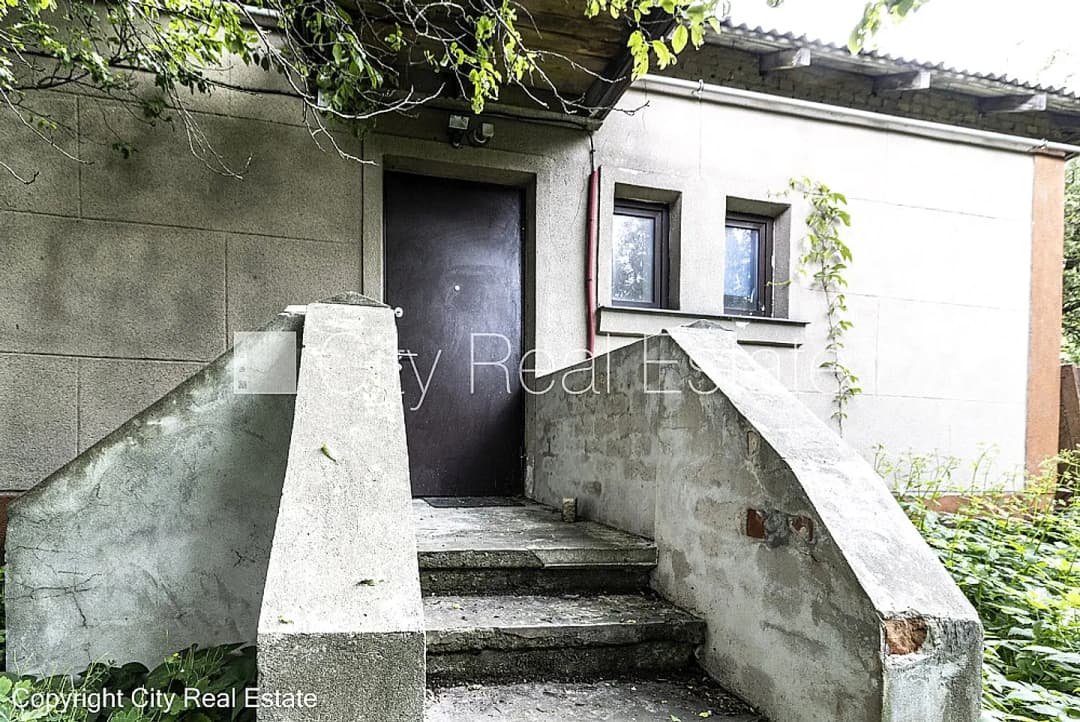 Privātmāja, fasādes māja, renovēta māja, slēgts pagalms, iežogota teritorija, radiatori ar