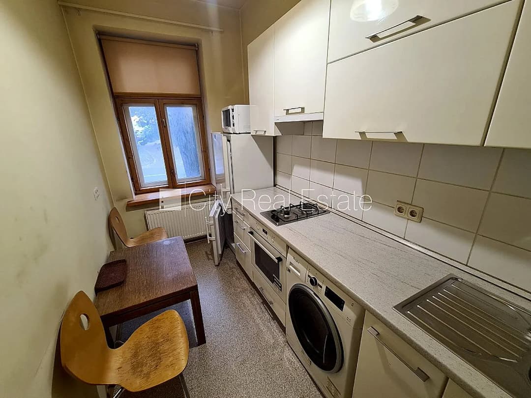 Fasādes māja, renovēta māja, ieeja no pagalma, kāpņu telpa pēc kosmētiskā remonta, logi