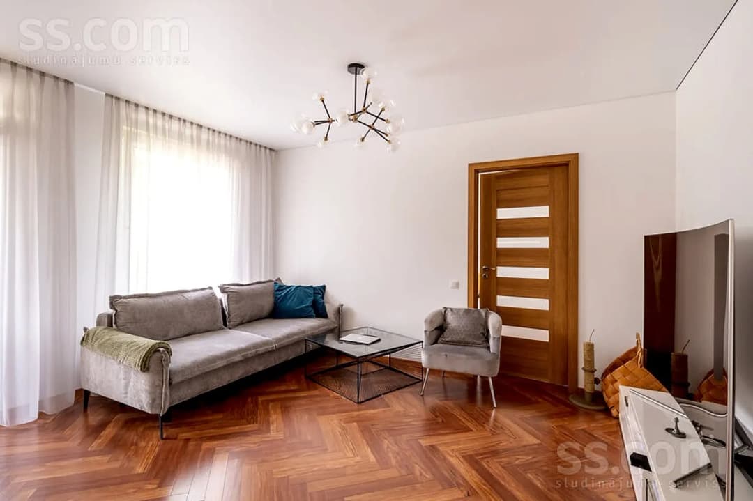 Divistabu dzīvoklis — Zaļenieku 21 — vēl bildes