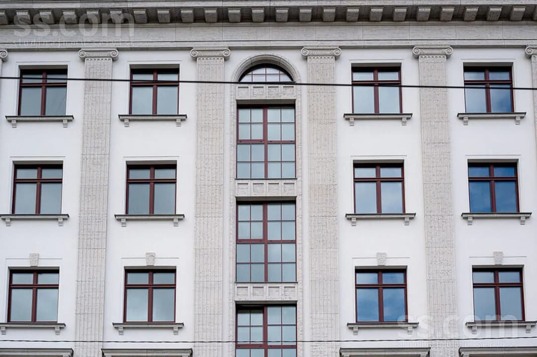 Trīsistabu dzīvoklis — Pulkv. Brieža 15