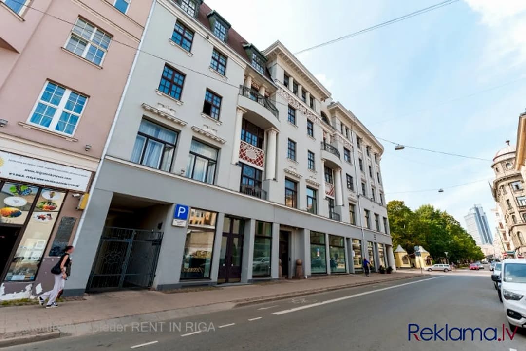 Piedāvājumā plašs 4 istabu dzīvoklis kapitāli renovētā ēkā pašā Rīgas centrā. Māja — bilde 2