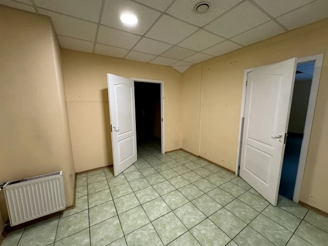 Pārdod biroja telpas Āgenskalnā. Telpas izvietotas biroja ēkas 1. stāvā; Telpu grupas — vēl bildes