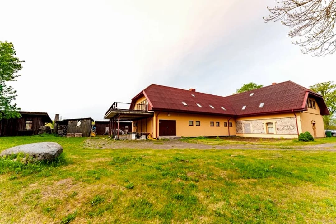 Pārdod trīsstāvu privātmāju Salaspilī ar 8.3 ha zemi. Zeme ir sadalīta 4 zemes gabalos: - — vēl bildes