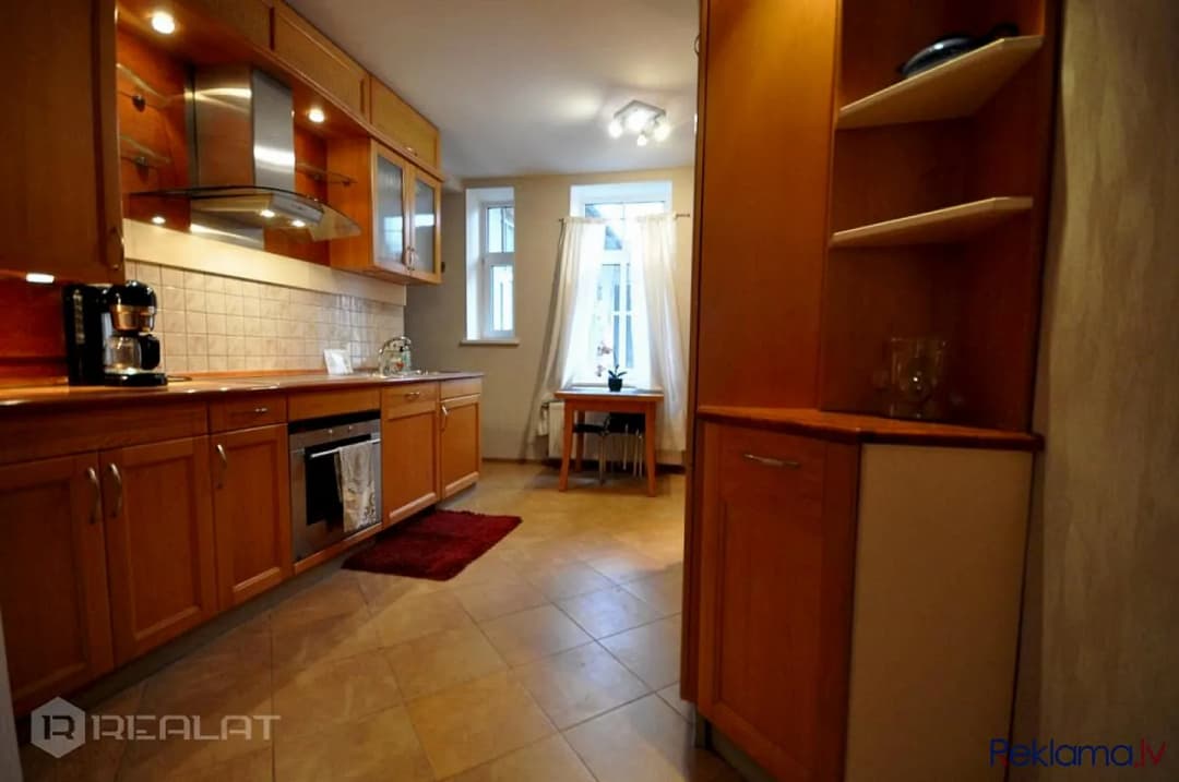Ielas māja, Jaunbūve, vieta automašīnai, pagalms apsargāts, ir lifts, terase, logi vērsti uz
