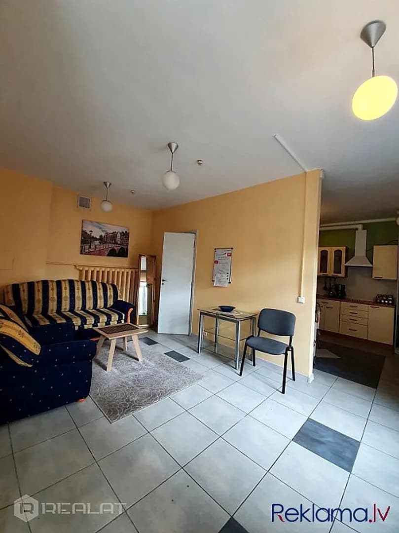 Pārdod trīs istabu dzīvokli pilsētas centrā, Lāčplēša ielā 52, ar atsevišķu ieeju,