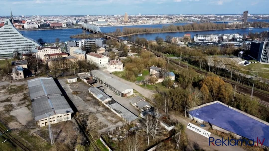 Zemes gabals ar cieto segumu nomai. + Segums- betona plāksnes labā stāvoklī; + teritorija — bilde 3