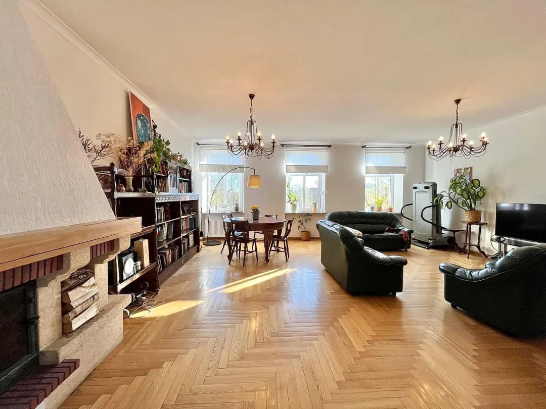 Raiņa bulvaris 3, Centrs