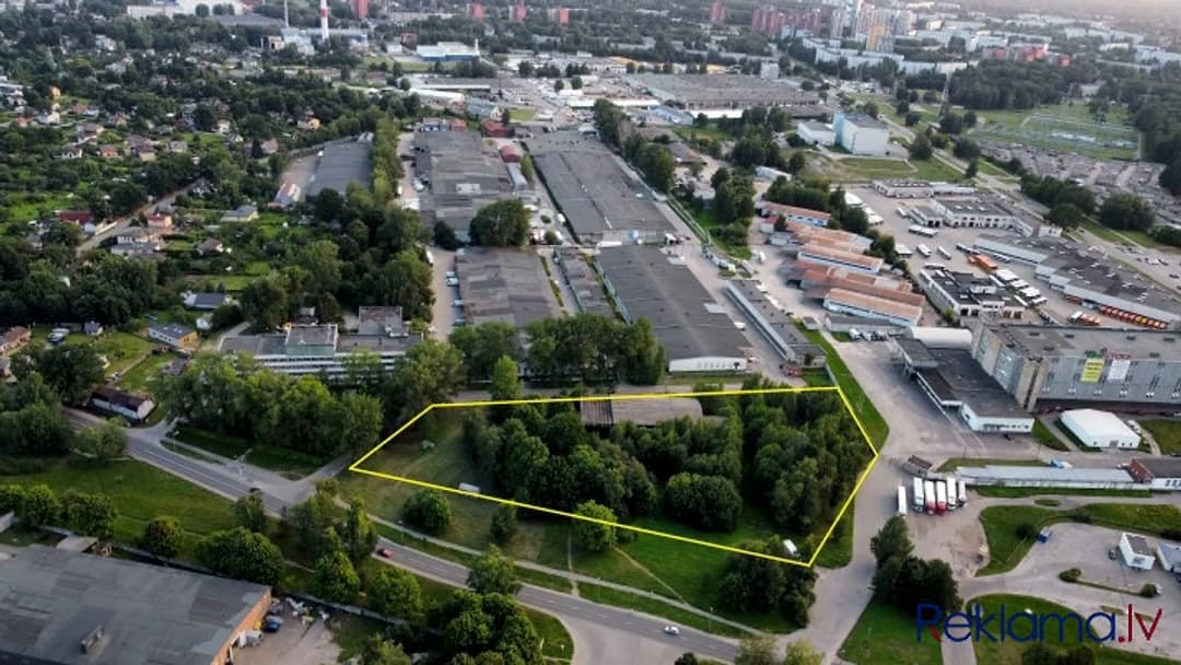 Pārdod 2 blakus esošus zemes gabalus (JC4). Īpašumā ietilpst: + Buļļu iela 72 - zeme ar