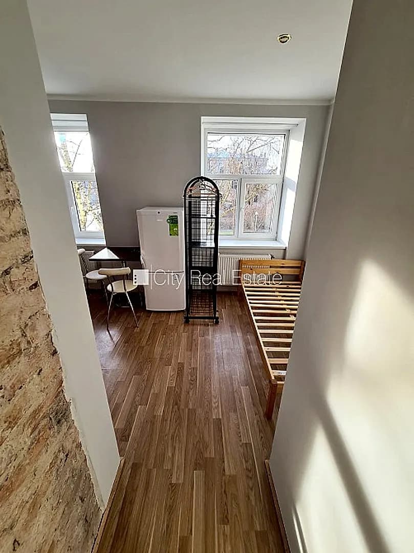 Pagalma ēka, renovēta māja, slēgts pagalms, ieeja no ielas un pagalma, kāpņu telpa pēc — vēl bildes