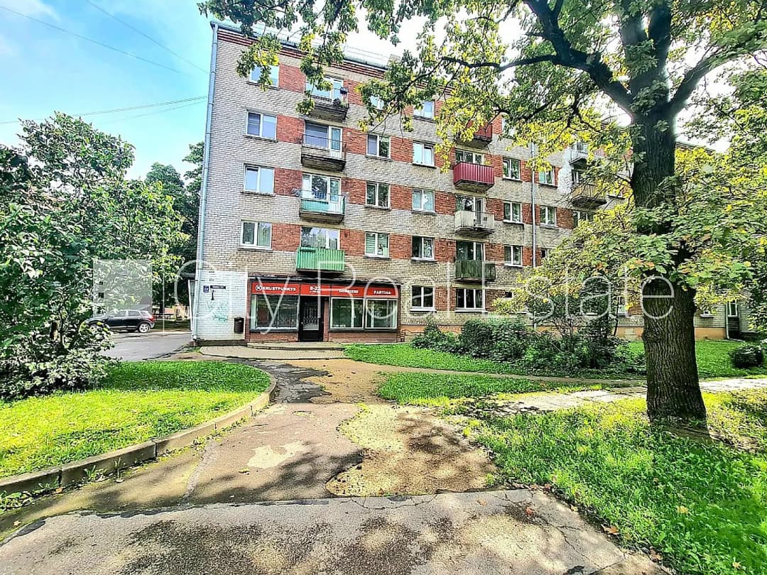 Fasādes māja, ieeja no ielas un pagalma, telpas izolētas, centrālā apkure, lielie skatlogi,