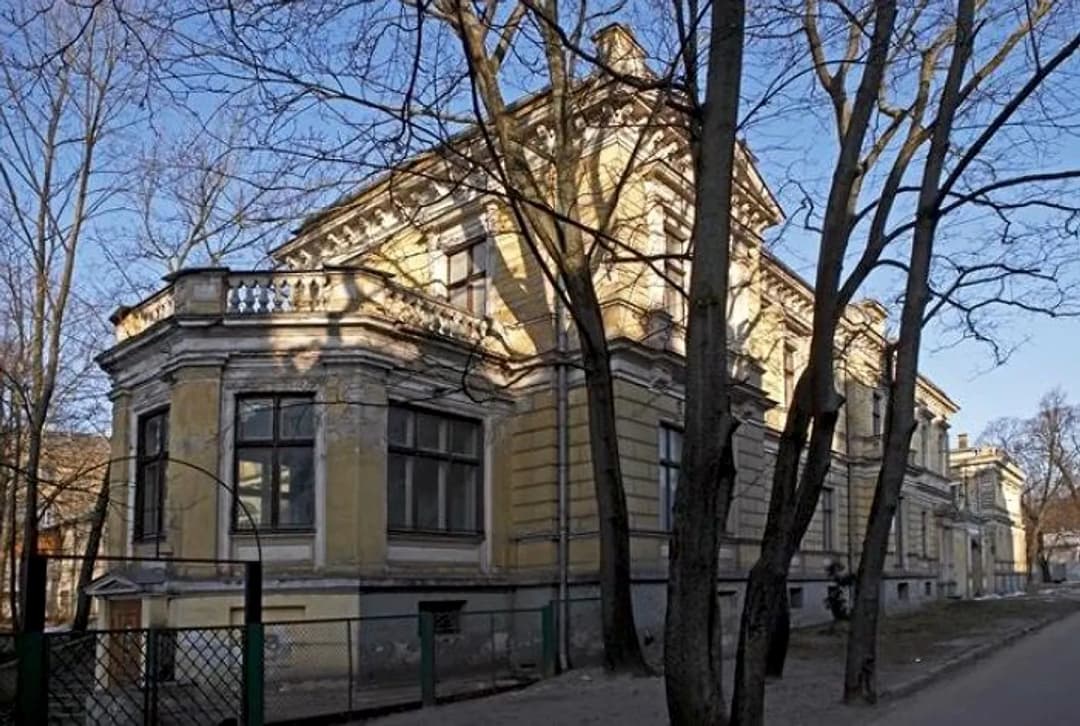 Briāna 9, Centrs