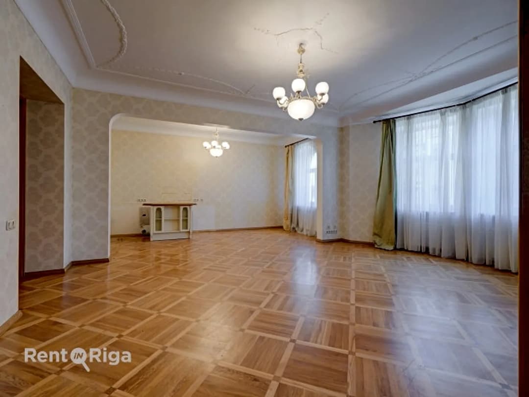 Elegants 4-istabu dzīvoklis Baznīcas ielā Pārdod plašu, gaišu un saulainu 4-istabu dzīvokli — bilde 2