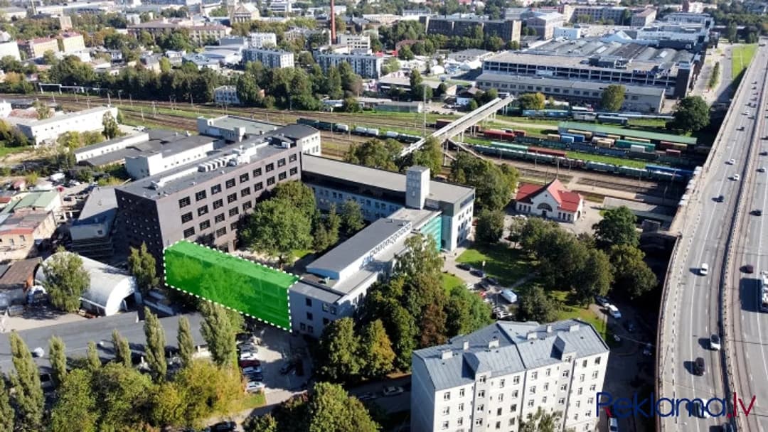 Unikāls birojs urbānajā vidē ar stiklotām sienām uz abām pusēm. Kopējā platība