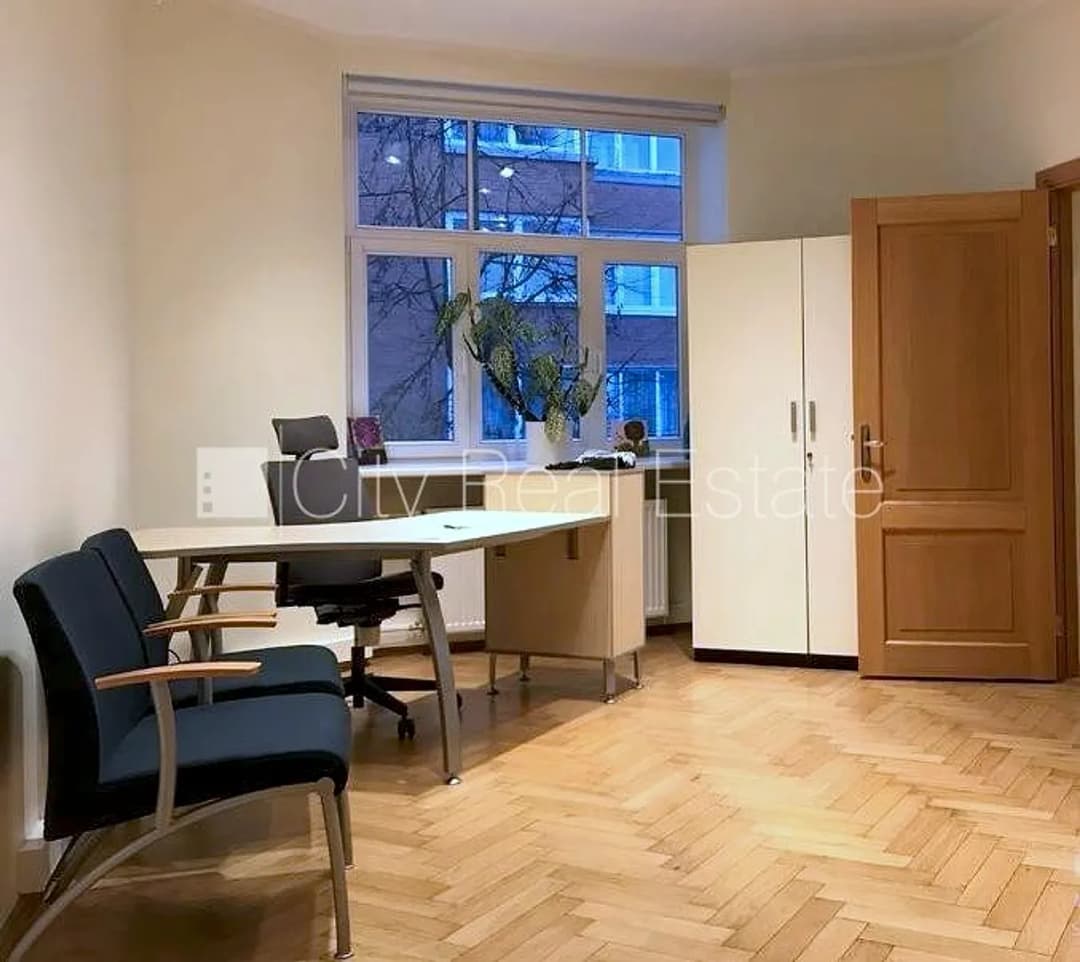Pagalma māja, renovēta māja, labiekārtots apzaļumots pagalms, teritorijas iebrauktuves vārti — bilde 4
