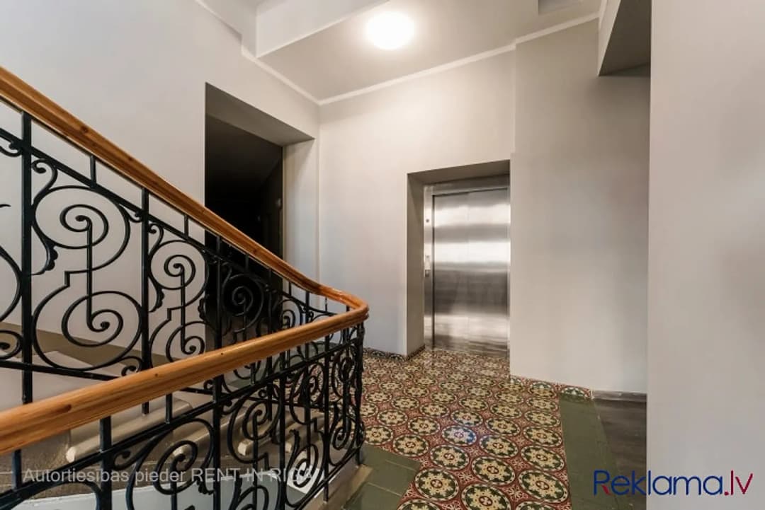 Iegādei pieejams studio tipa dzīvoklis renovēta ēka pašā Rīgas centrā. Šī ir lieliska — bilde 4