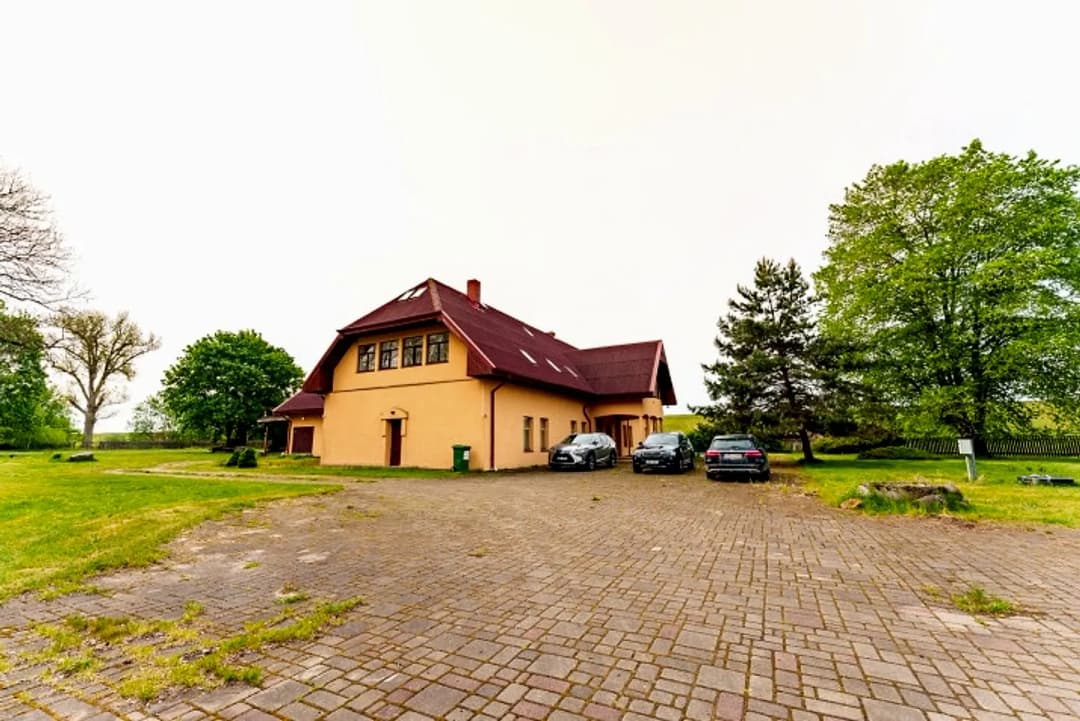 Pārdod trīsstāvu privātmāju Salaspilī ar 8.3 ha zemi. Zeme ir sadalīta 4 zemes gabalos: -