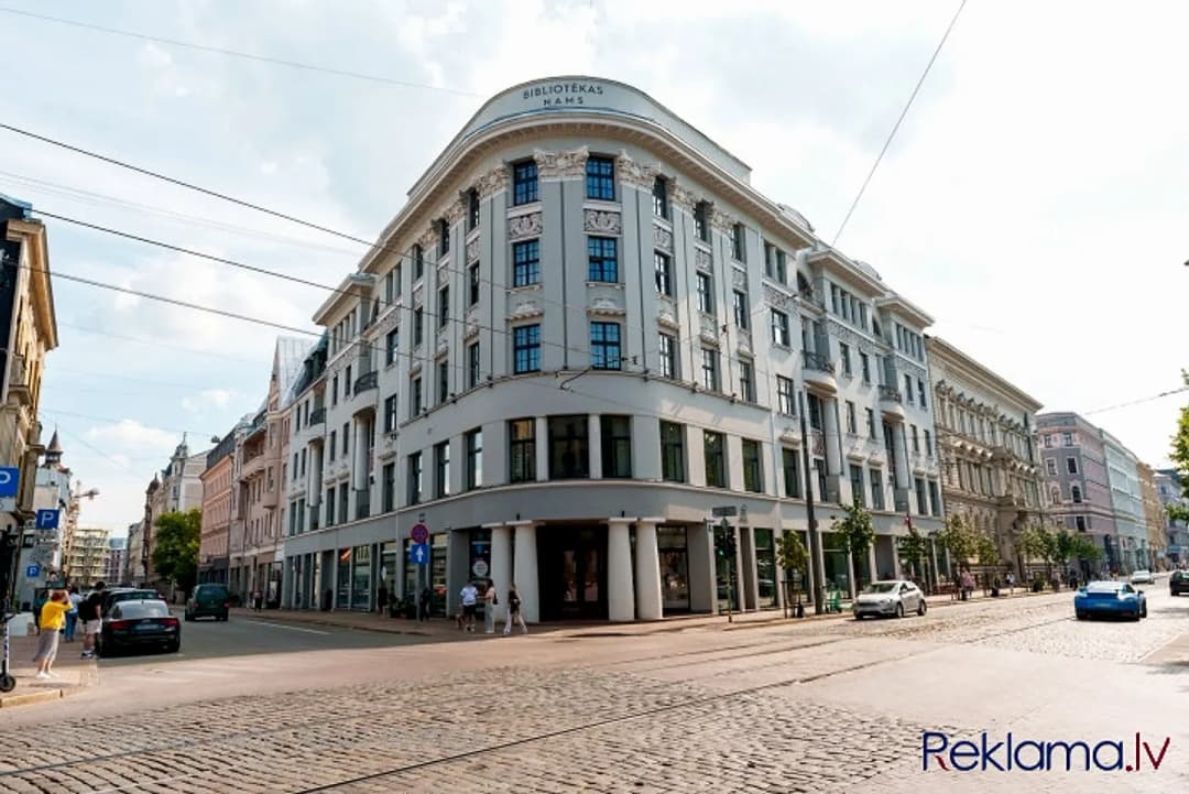 Piedāvājumā plašs 4 istabu dzīvoklis kapitāli renovētā ēkā pašā Rīgas centrā. Māja