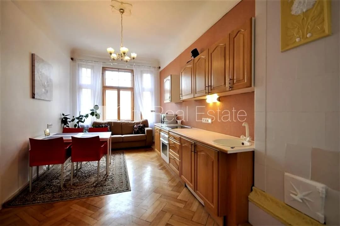 Fasādes māja, renovēta māja, slēgts pagalms, ieeja no ielas, ir lifts, kāpņu telpa pēc