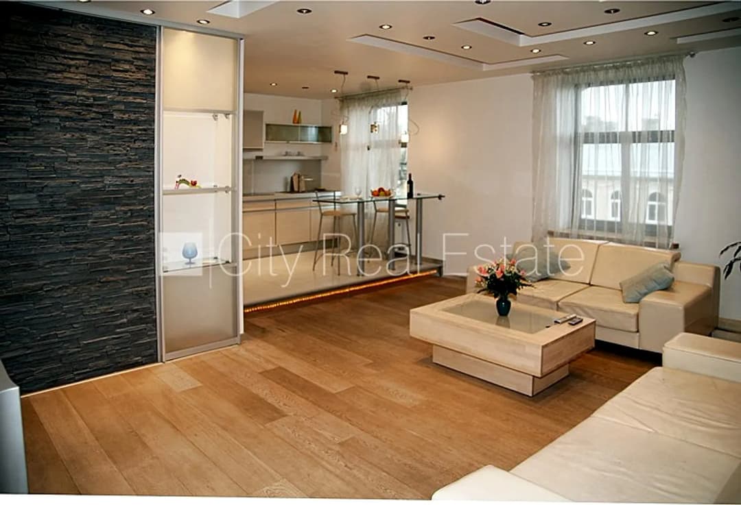 Renovēta māja, ir lifts, kāpņu telpa pēc kapitālā remonta, logi vērsti uz ielas pusi, — bilde 3