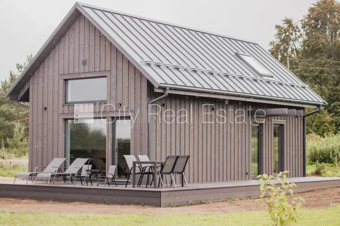 Izīrē pa dienām māju Talsu rajonā, Rojas pagasts — vēl bildes