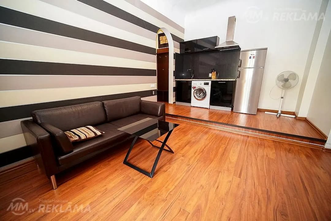 Izīrē 2 istabu 40 m2 dzīvokli centrā renovētā namā A.Čaka ielā 33A. — vēl bildes