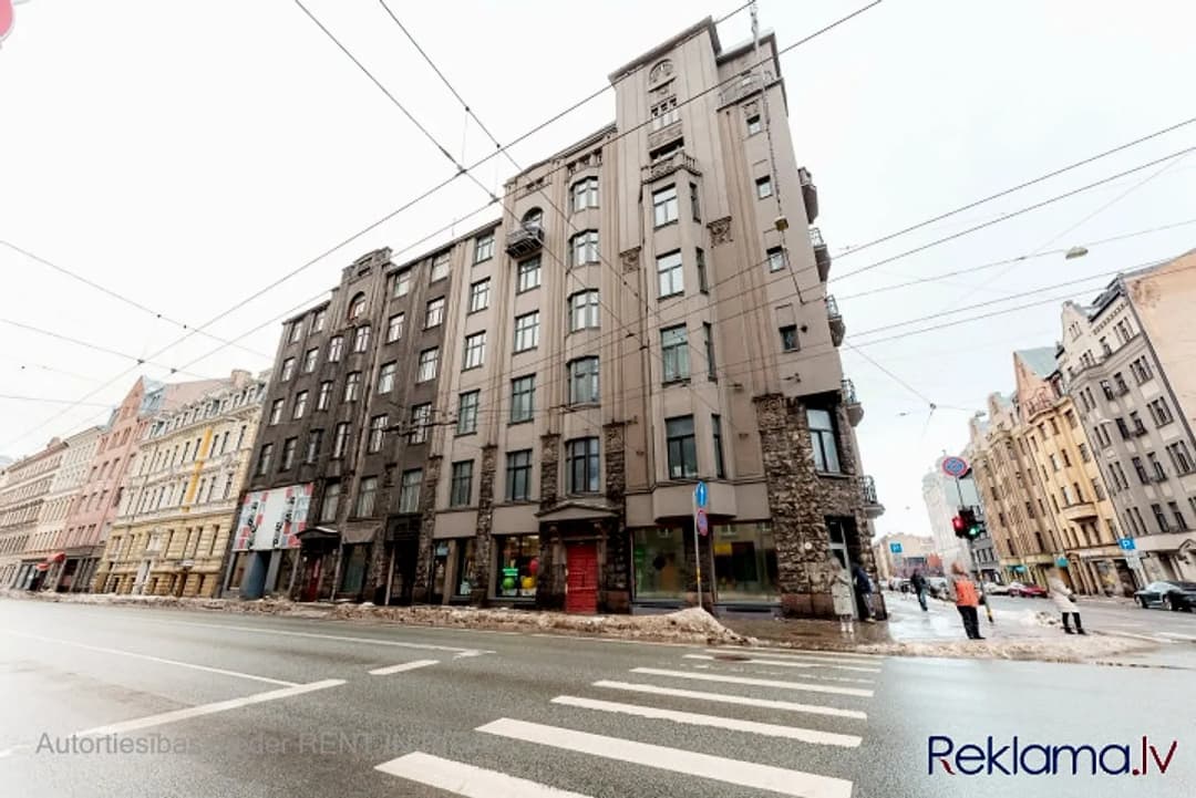 Tirdzniecības telpas uz Matīsa un Čaka stūra. Visā ēkā tikko ir pabeigta renovācija. — bilde 2