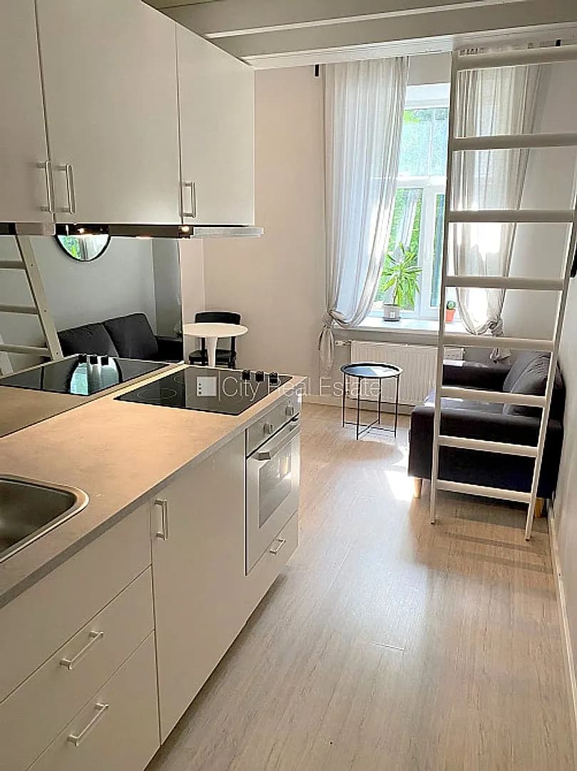 Fasādes māja, renovēta māja, slēgts pagalms, ieeja no ielas, kāpņu telpa pēc kapitālā — bilde 2