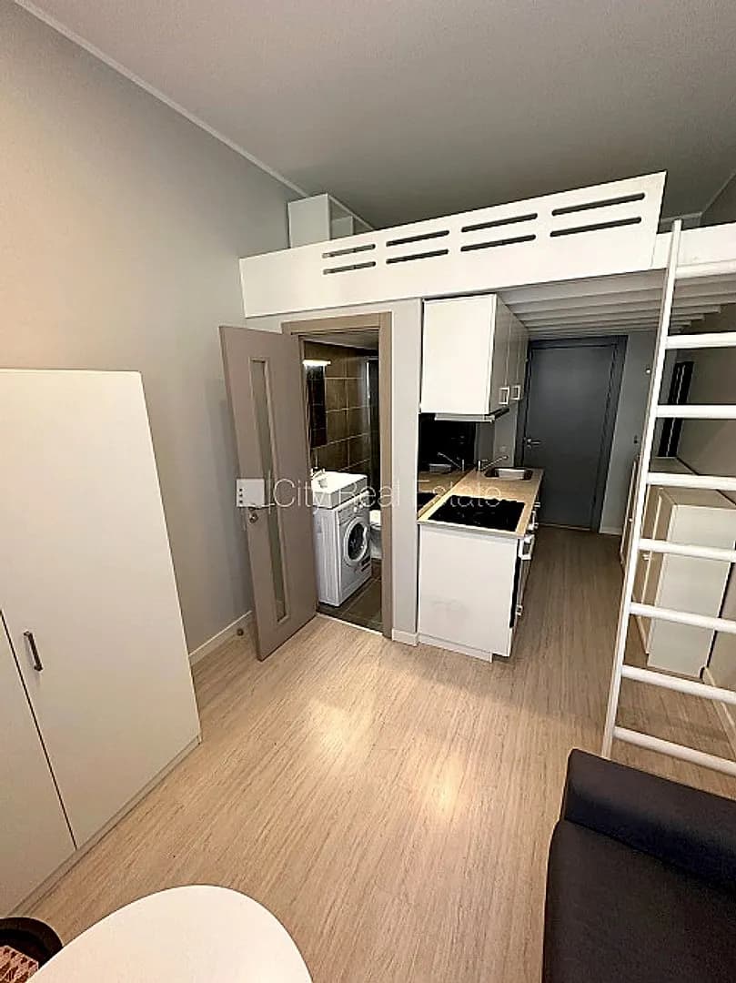 Fasādes māja, renovēta māja, slēgts pagalms, ieeja no ielas, kāpņu telpa pēc kapitālā