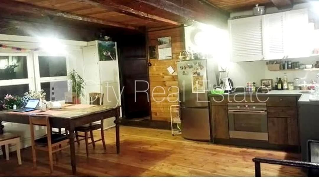 Mansards, logi vērsti mājas abās pusēs, guļamistabu skaits 2 gab., vannas istabu skaits 1