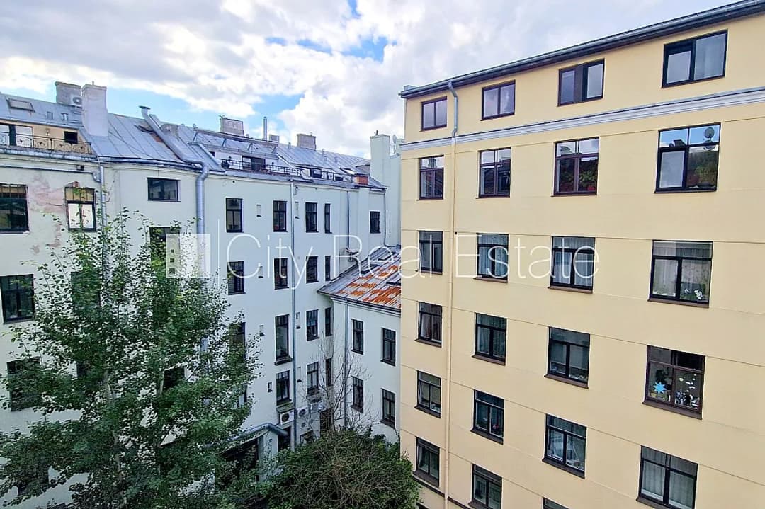 Fasādes māja, renovēta māja, labiekārtots apzaļumots pagalms, teritorijas iebrauktuves vārti — vēl bildes