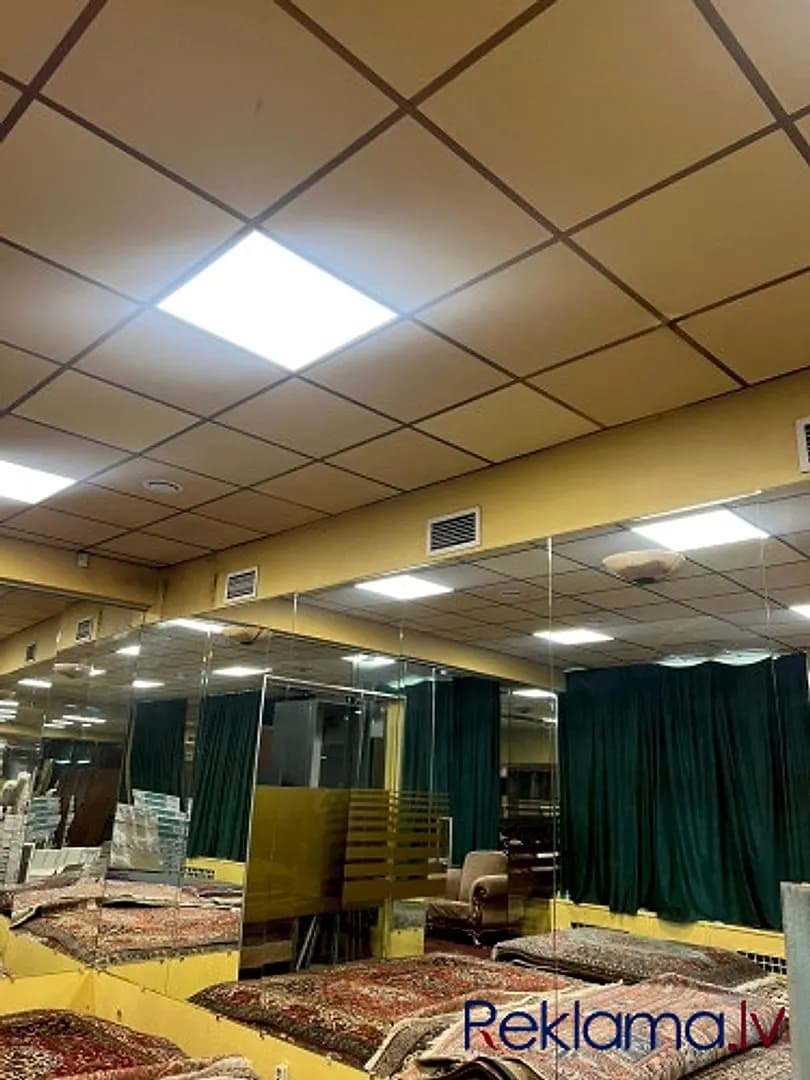 Tirdzniecības telpas uz Matīsa un Čaka stūra. Visā ēkā tikko ir pabeigta renovācija. — vēl bildes