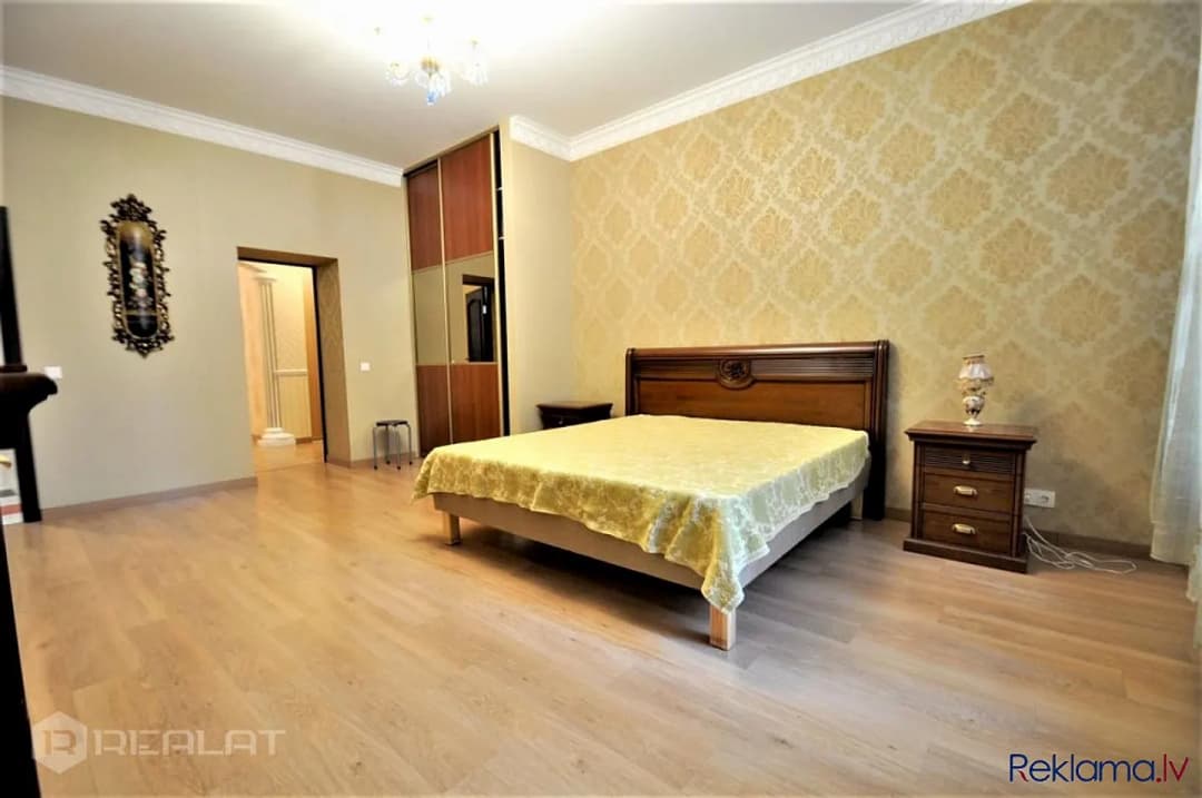 Atjaunots un skaists dzīvoklis pašā Rīgas centrā Plānojums - 3 istabas (izolētas), Zāle,