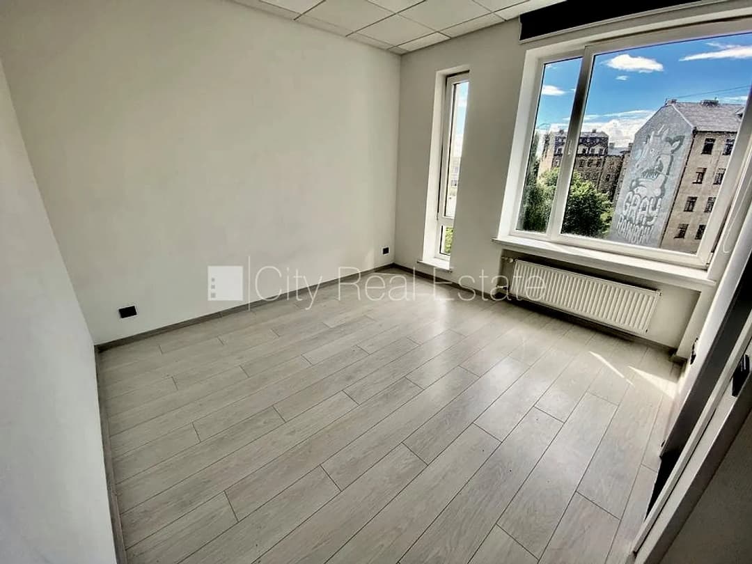 Renovēta māja, slēgts pagalms, ieeja no ielas, ir lifts, kāpņu telpa pēc kapitālā remonta, — bilde 3