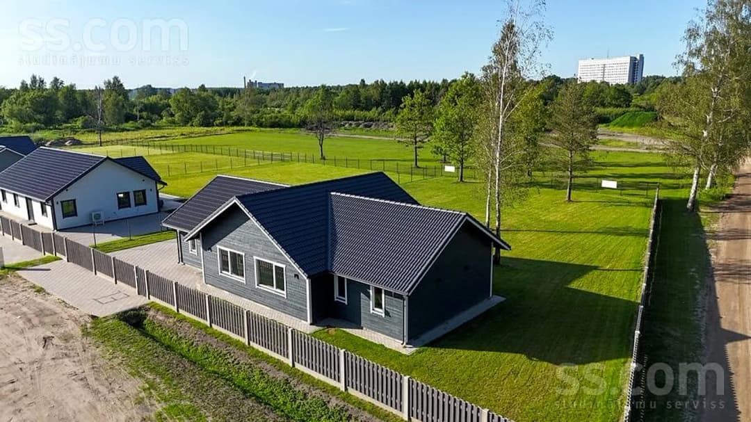 Māja — Zemeņu iela 13 — vēl bildes