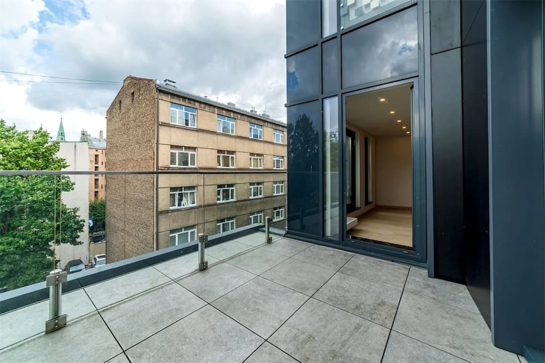 Akas 4, Centrs