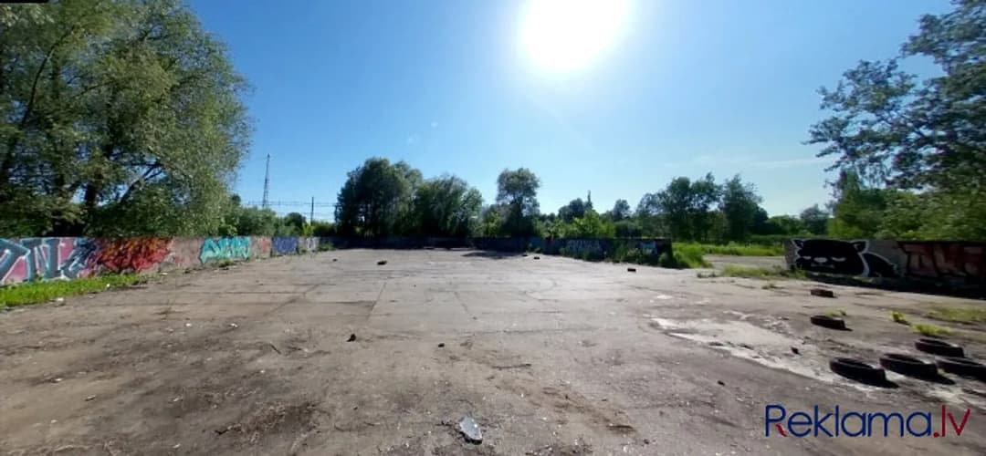 Zemes gabals ar cieto segumu nomai. + Segums- betona plāksnes labā stāvoklī; + teritorija