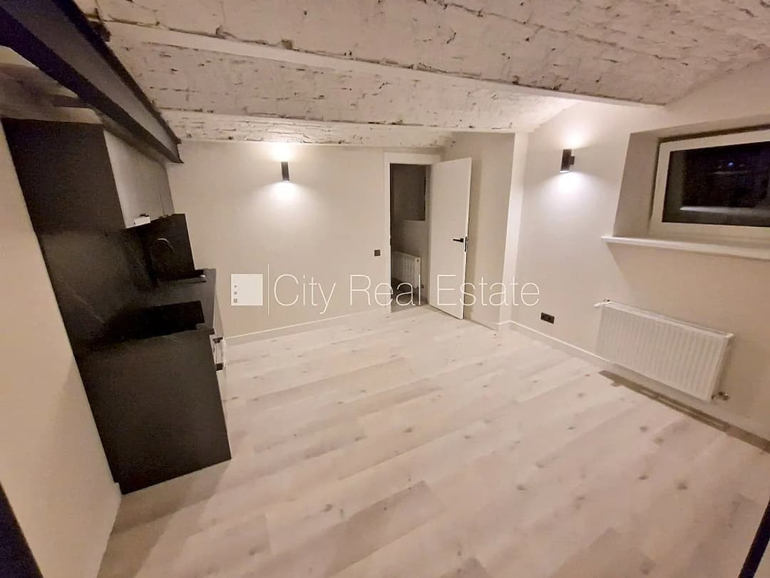 Fasādes māja, renovēta māja, slēgts pagalms, ieeja no ielas, puspagrabs, kāpņu telpa pēc — bilde 3