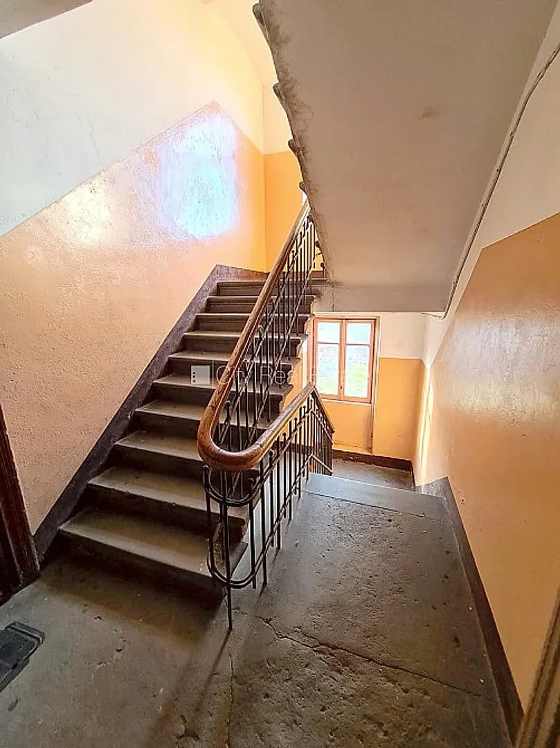 Pagalma ēka, slēgts pagalms, ieeja no ielas, logi vērsti uz pagalma pusi, viena istaba izolēta, — vēl bildes