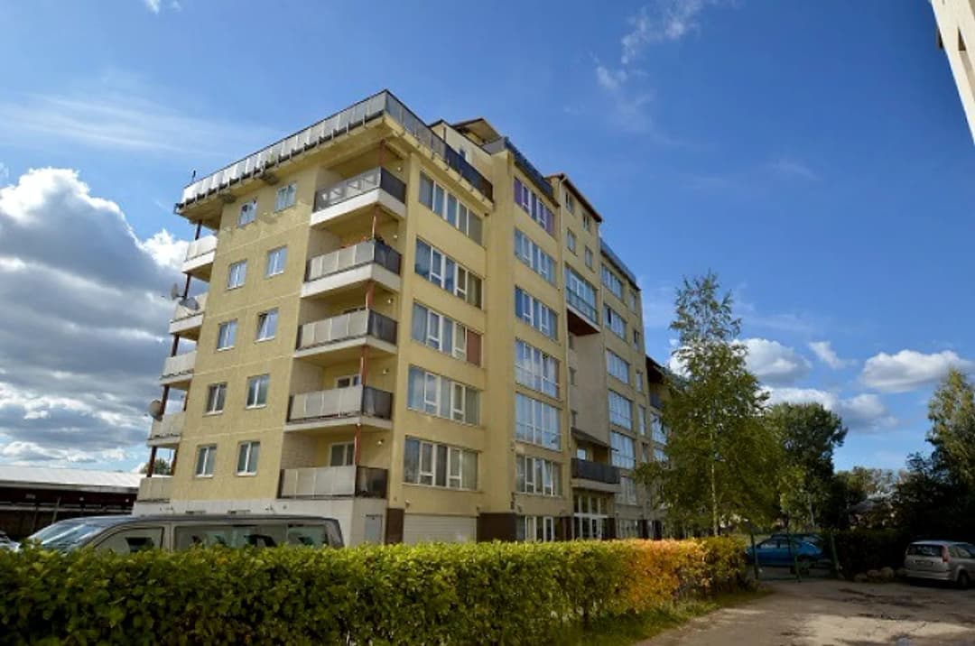 Divu līmeņu studio tipa vienistabas dzīvoklis. Dzīvojamā istaba ar starpsienu sadalīta