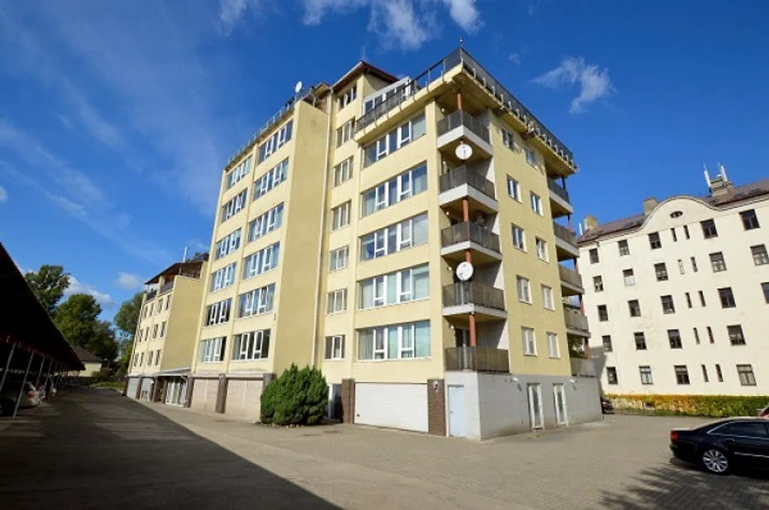 Divu līmeņu studio tipa vienistabas dzīvoklis. Dzīvojamā istaba ar starpsienu sadalīta — bilde 3
