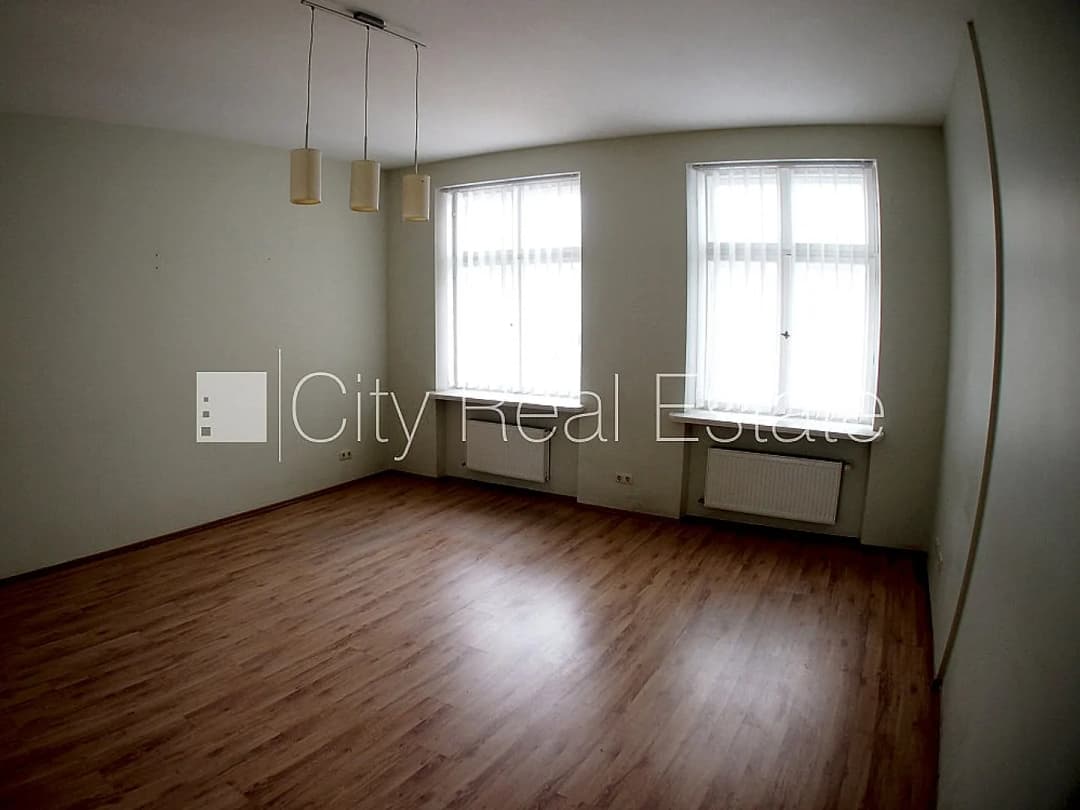 Projekts - Skolas 9, fasādes māja, viena kvadrātmetra apsaimniekošanas maksa mēnesī 1,5 EUR,