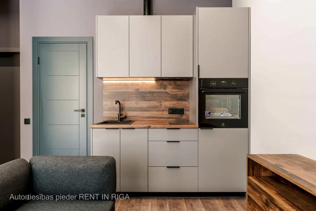 Iegādei pieejams mūsdienīgs un līdz detaļām pārdomāts studio tipa dzīvoklis Ernesta — vēl bildes