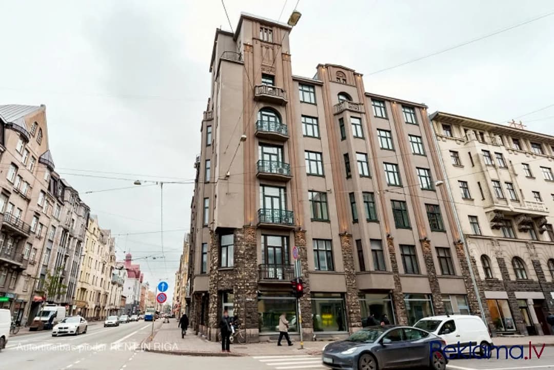 Iespējams iegādāties pilnība jaunu 3-istabu dzīvokli, Rīgas centrā. Dzīvoklis atrodas